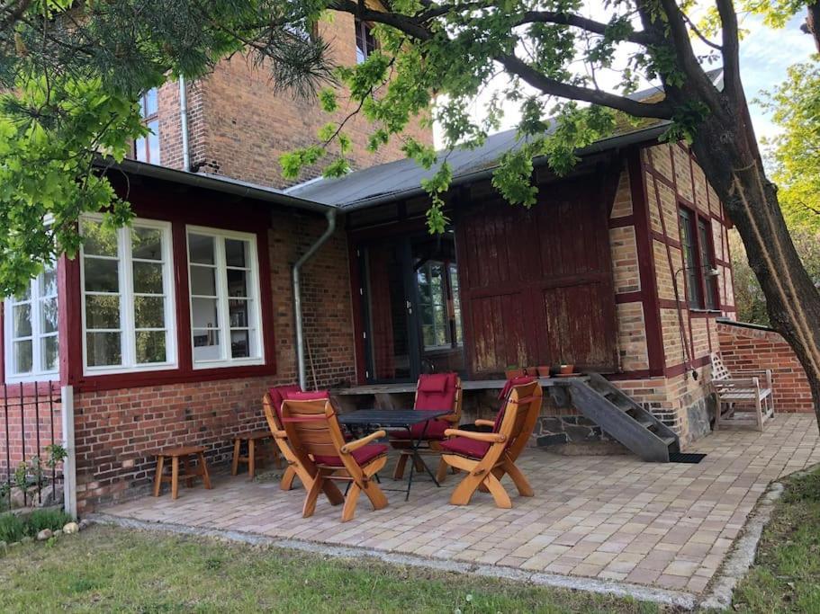 Romantisches Studio Am Waldesrand Mit Gartensauna Schwarz Exterior foto