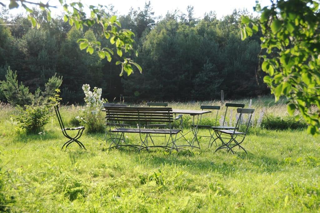 Romantisches Studio Am Waldesrand Mit Gartensauna Schwarz Exterior foto